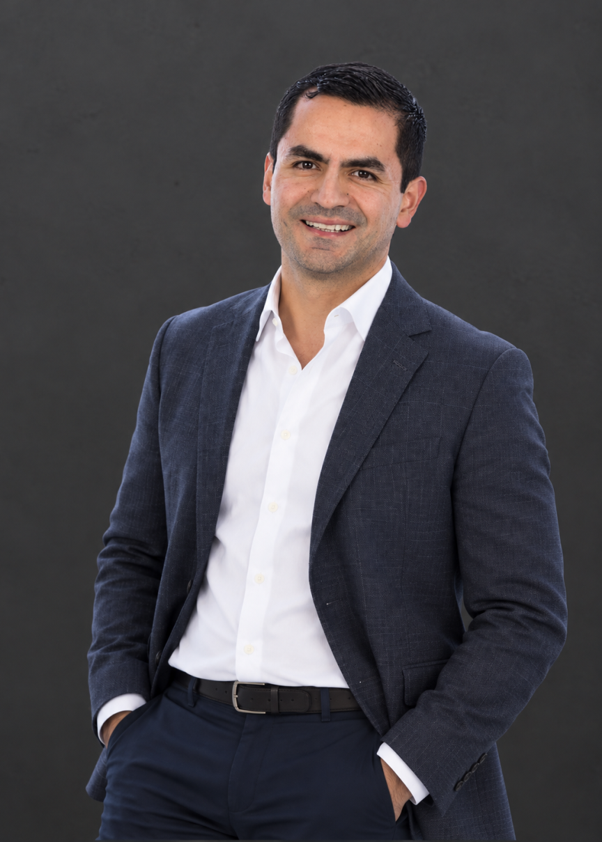 Retrato corporativo con sonrisa cálida